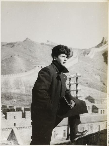 Miguel Enríquez en la Gran Muralla China, 1966. Fondo Familiar Gran Muralla China