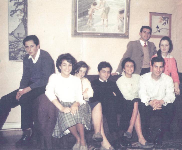 Miguel Enrique. El primero de Izquierda a derecha, en una fiesta. Fondo familiar Miguel Enrique