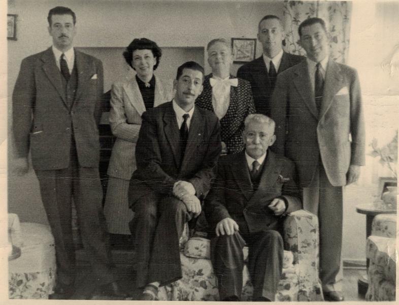 "El clan de los Enríquez". Aquí se encuentra el padre de Miguel junto a sus hermanos, hermana y padre. Esta fotografía dialoga con el audio de Edgardo Enríquez, en el cual hace un relato de la historia familiar paterna y de la infancia de Miguel. "El clan de los Enríquez".