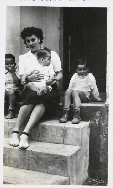 Fotografia de la Madre de Miguel, Raquel Espinoza, junto a sus hijos Marco Antonio, Edgardo y Miguel. Madre de Miguel