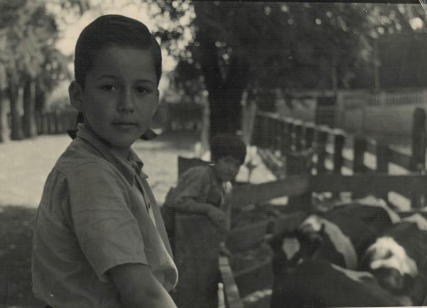 Miguel Enríquez en el campo junto a un niño campesino durante unas vacaciones familiares Miguel Enríquez en el campo